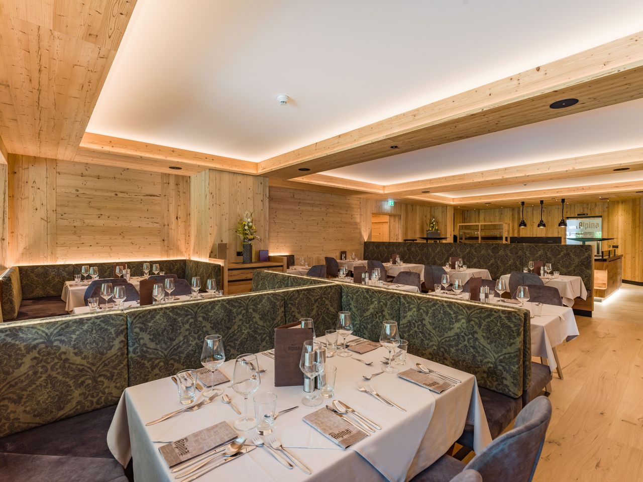 Restaurant im Hotel Alpina mit festlicher Silvesterdeko