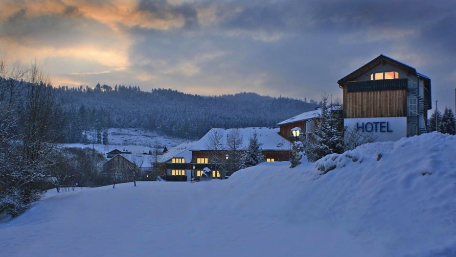 Winterliche Außenansicht vom Hotel Am Pfahl zu Silvester
