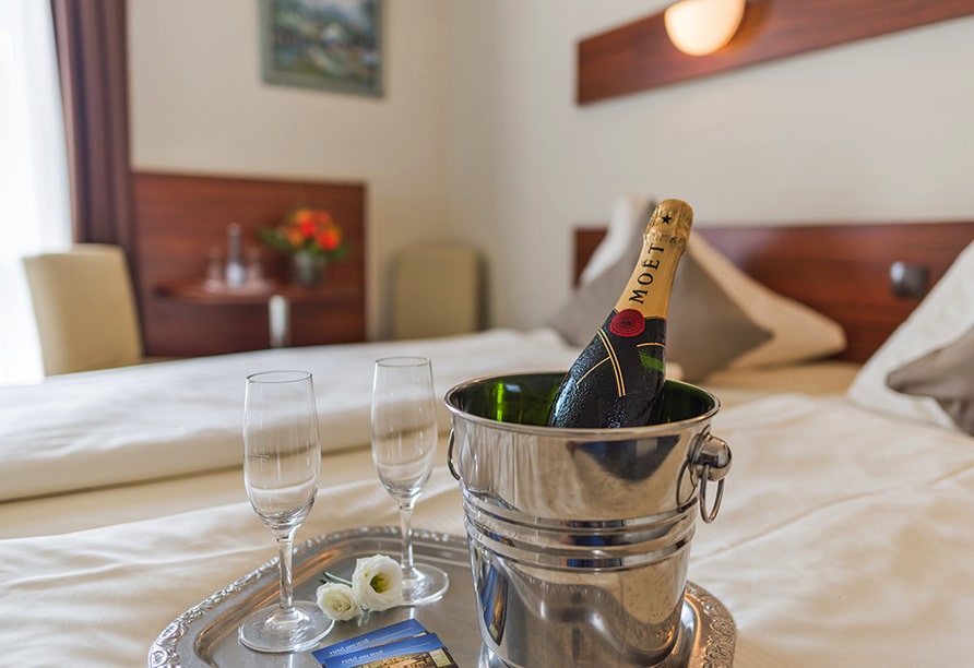 Doppelzimmer im Hotel Am Wall mit Champagner und Gläsern auf einem Silbertablett