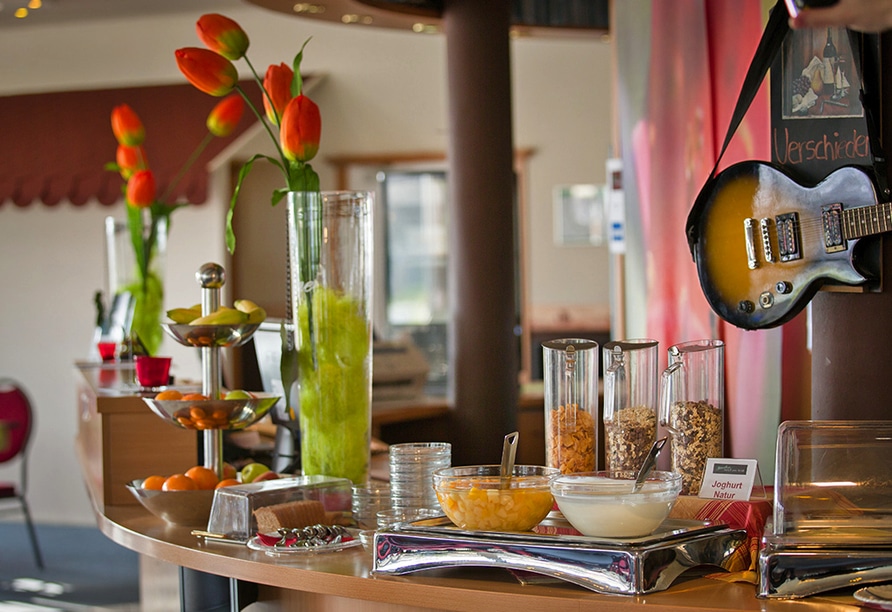 Frühstücksbuffet im Hotel Am Wall mit frischen Früchten, Joghurt und Müsli