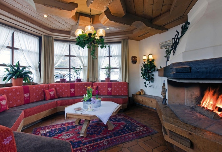 Lounge mit Kamin für gemütliche Silvesterabende im Hotel Auderer