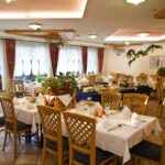 Festlich gedeckter Speisesaal für Silvester im Hotel Auderer