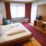 Helles Zweibettzimmer für Silvesterreise im Hotel Auderer