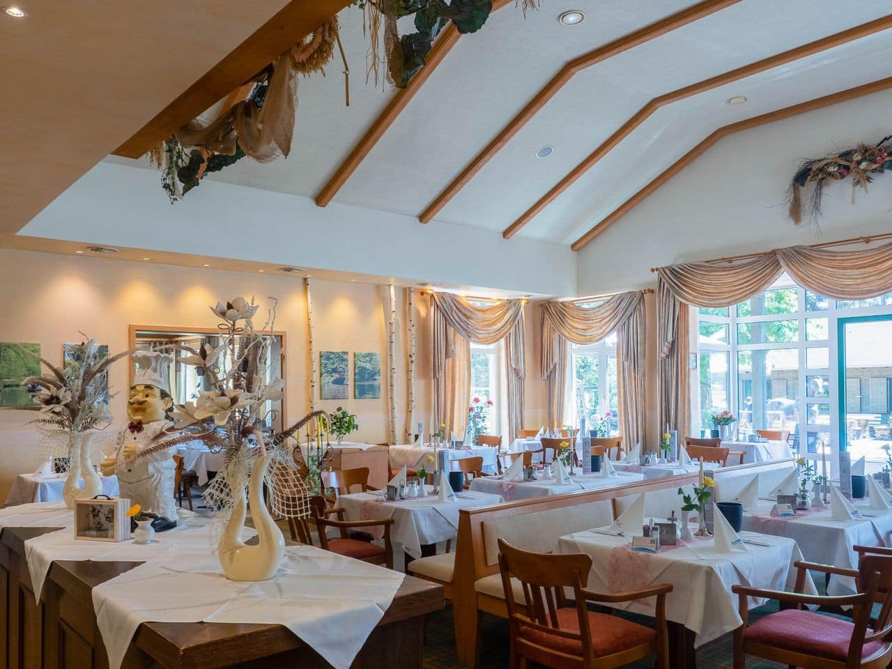 Festlich dekoriertes Restaurant für Silvester im Ferien Hotel Spree-Neiße