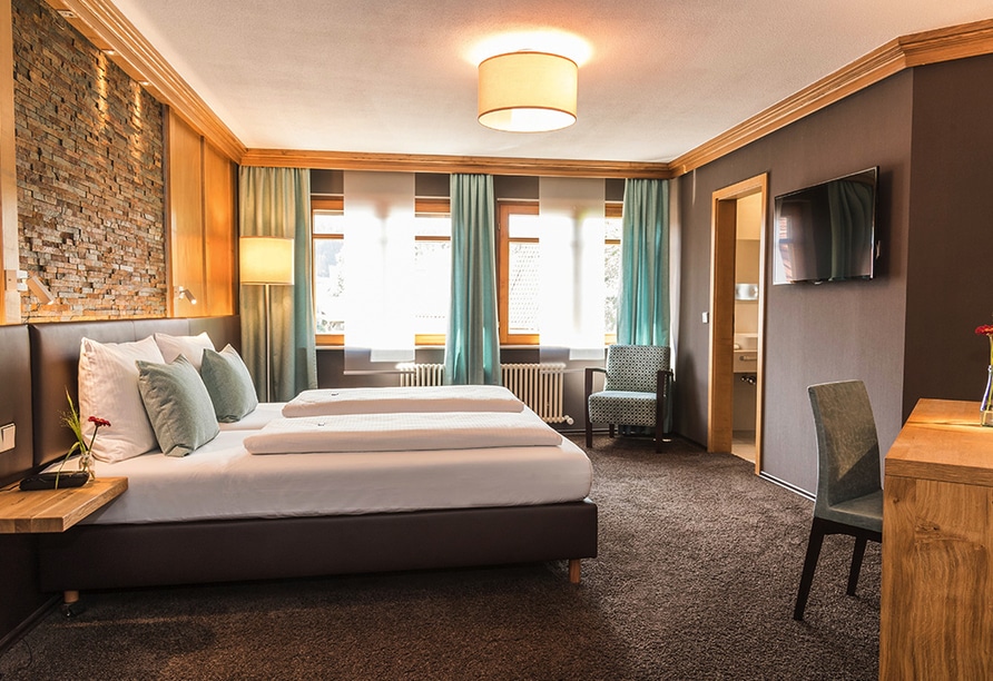 Modern eingerichtetes Doppelzimmer im Hotel Becher, ideal für eine erholsame Nacht nach der Silvesterparty.
