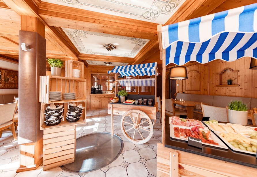 Reichhaltiges Frühstücksbuffet im Hotel Becher mit frischen Zutaten, perfekt für einen gelungenen Start ins neue Jahr.
