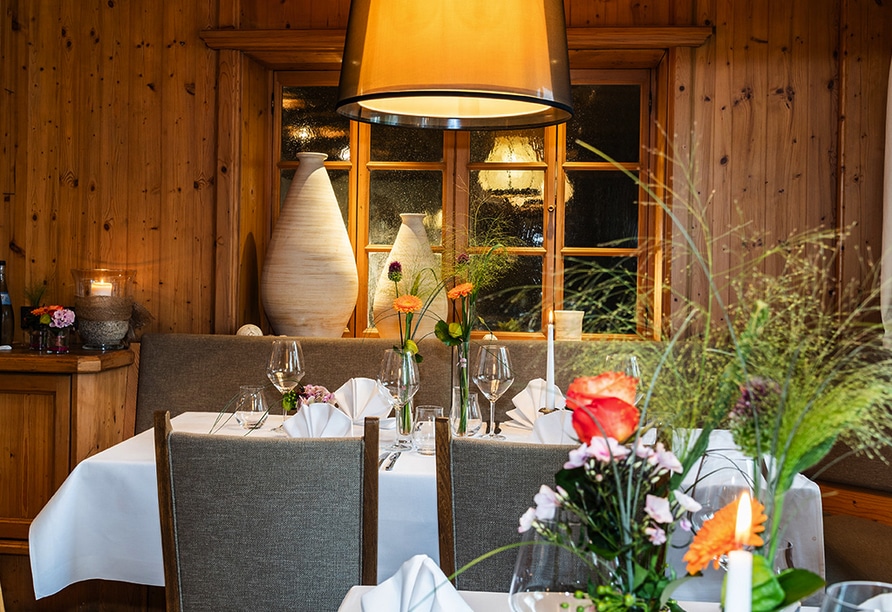 Stilvoll dekoriertes Restaurant im Hotel Becher mit Kerzenschein und romantischem Flair für Silvester.