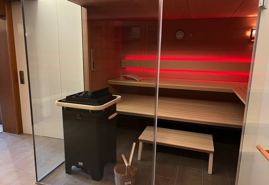 Exklusive Sauna mit stimmungsvoller Beleuchtung im Hotel Becher, ideal zur Entspannung nach der Silvesterparty.