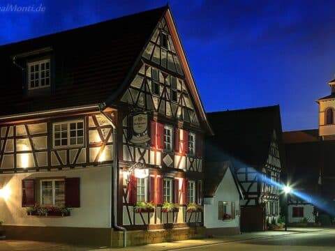 Außenansicht des historischen Hotel Duwakschopp in Herxheim – ein charmantes Fachwerkhotel für Ihre Silvesterreise