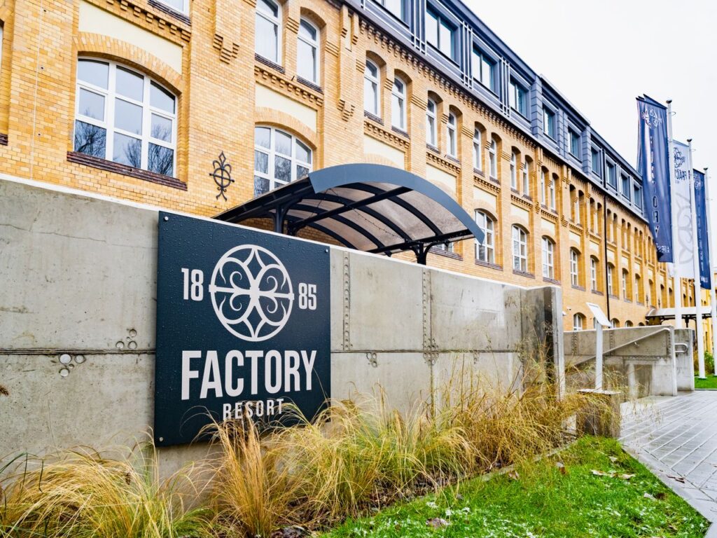 Historische Fassade des Hotel Factory Resort in Kolberg an Silvester