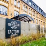 Historische Fassade des Hotel Factory Resort in Kolberg an Silvester