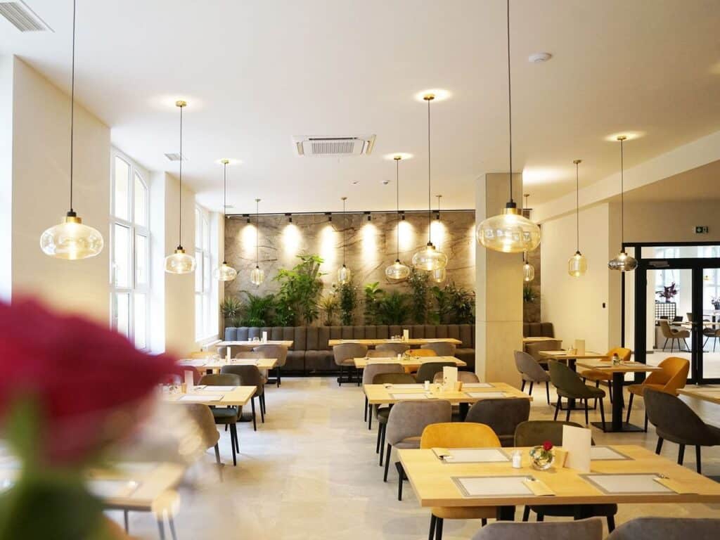 Heller Frühstücksraum im Hotel Factory Resort zu Silvester