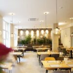 Heller Frühstücksraum im Hotel Factory Resort zu Silvester