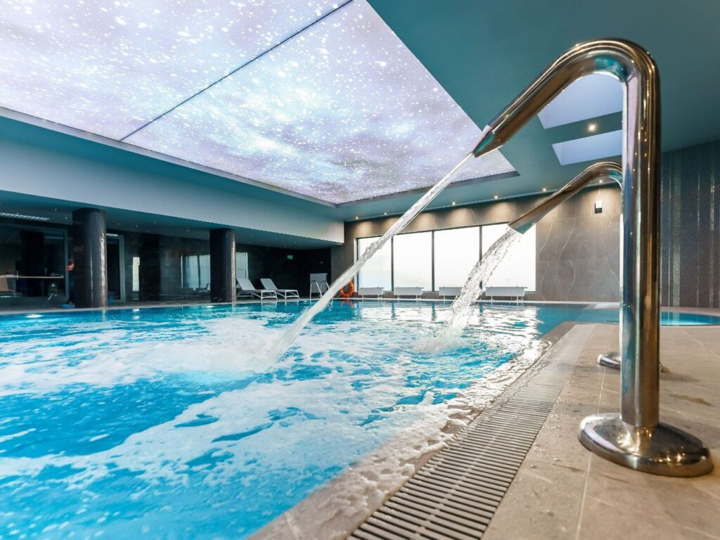 Indoorpool mit Lichtspiel im Hotel Factory Resort zu Silvester