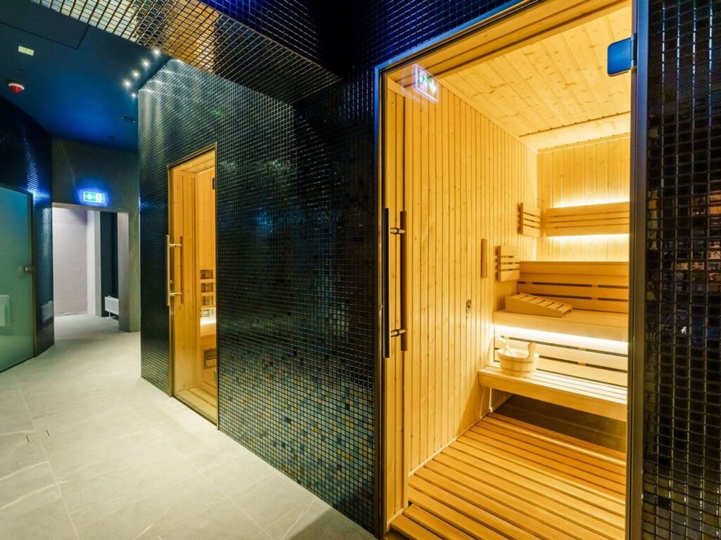 Moderne Sauna im Wellnessbereich des Hotel Factory Resort an Silvester