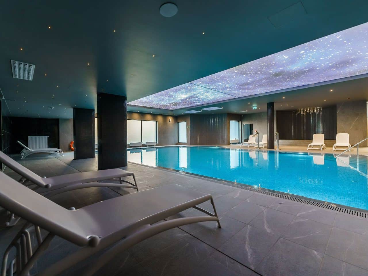 Entspannter Wellnesspool im Hotel Factory Resort an Silvester
