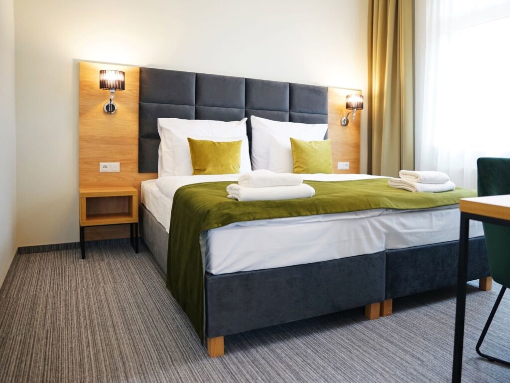 Modernes Doppelzimmer im Hotel Factory Resort über Silvester