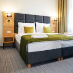 Modernes Doppelzimmer im Hotel Factory Resort über Silvester