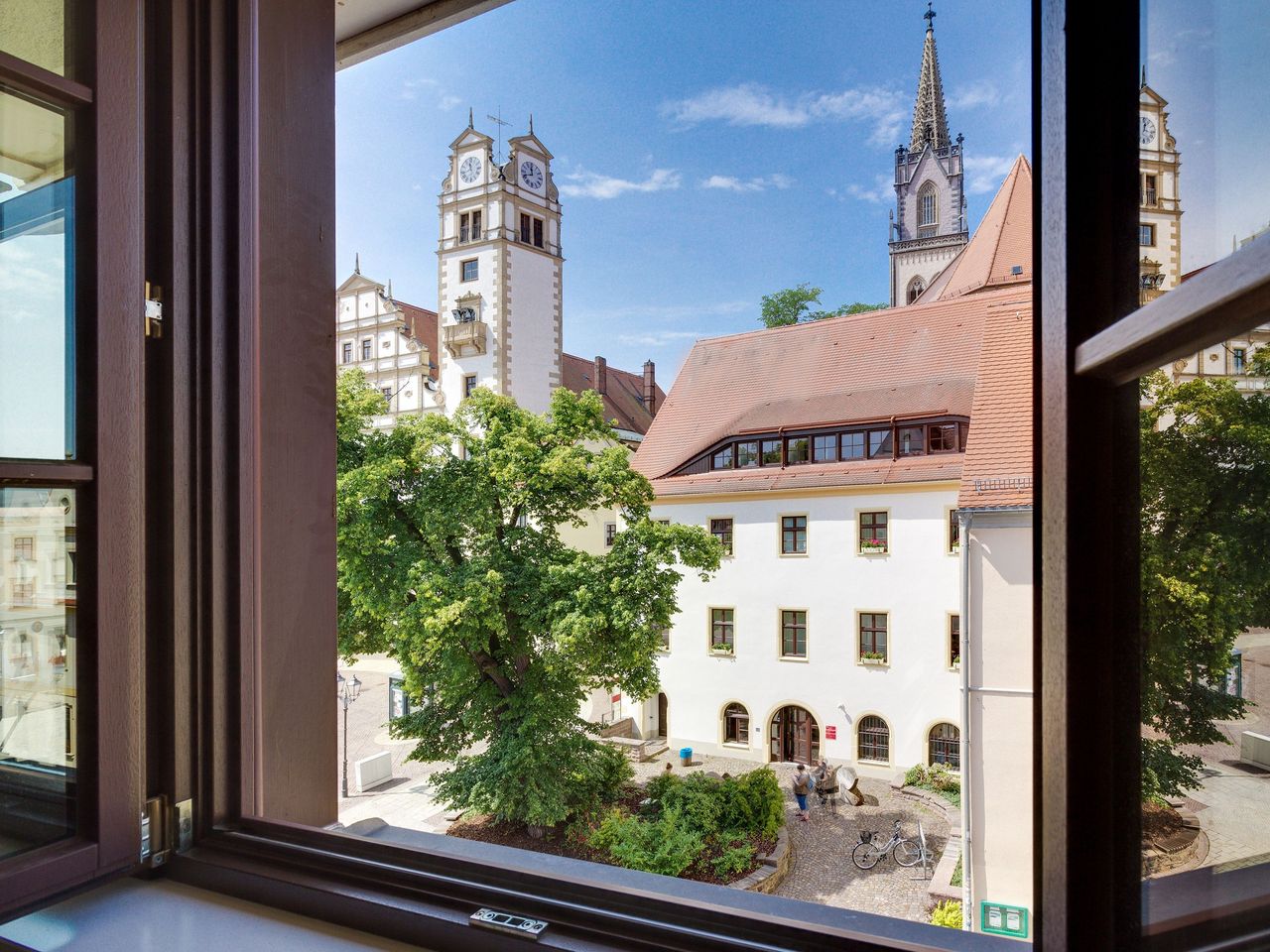 Blick aus dem Fenster des Hotel Gasthaus zum Schwan auf die historische Altstadt von Oschatz.