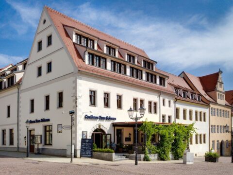 Außenansicht des Hotel Gasthaus zum Schwan in Oschatz – der perfekte Ort für Ihre Silvesterfeier.