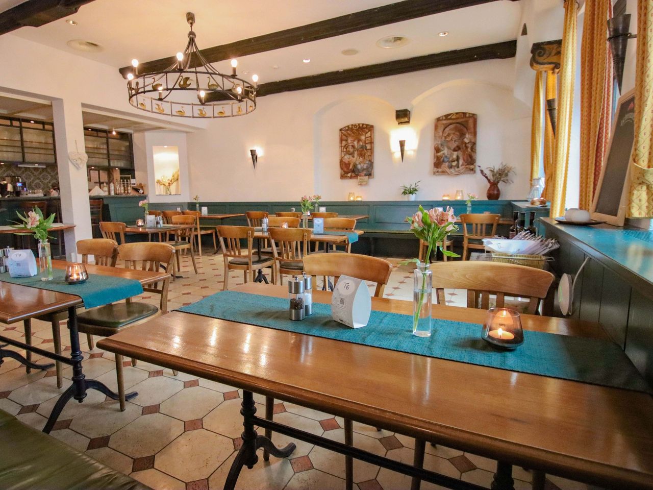 Stilvolles Restaurant im Hotel Gasthaus zum Schwan für Silvester 2025 mit Kerzenlicht und gemütlicher Atmosphäre.