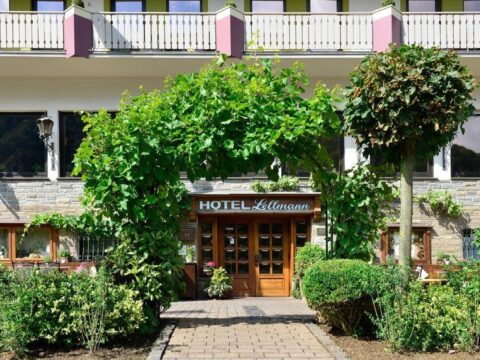Eingang des Hotel Lellmann an der Mosel – perfekte Lage für Silvester