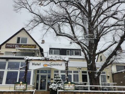 Winterliche Außenansicht des Hotel Lindenhof in Osterspai