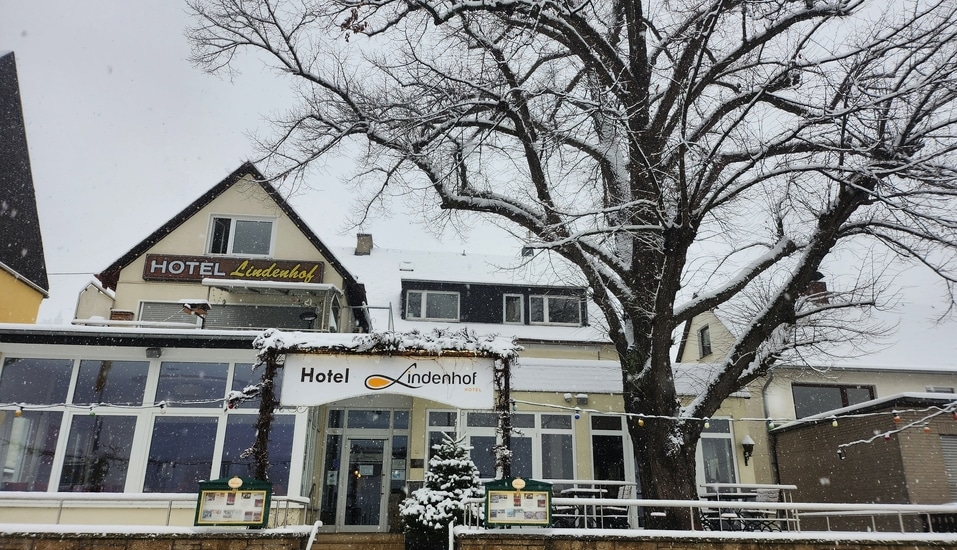 Winterliche Außenansicht des Hotel Lindenhof in Osterspai