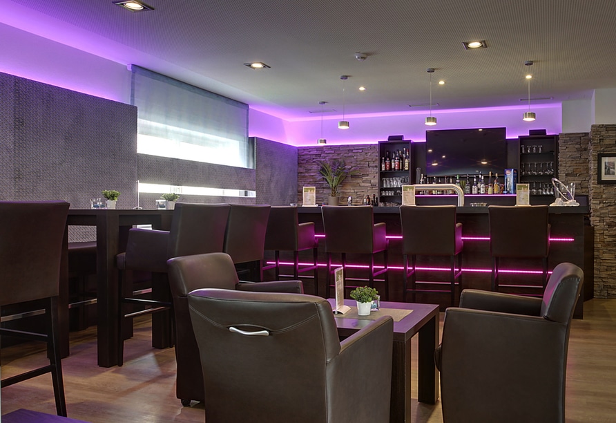 Moderne Hotelbar mit stilvoller Beleuchtung im Hotel Lindenhof