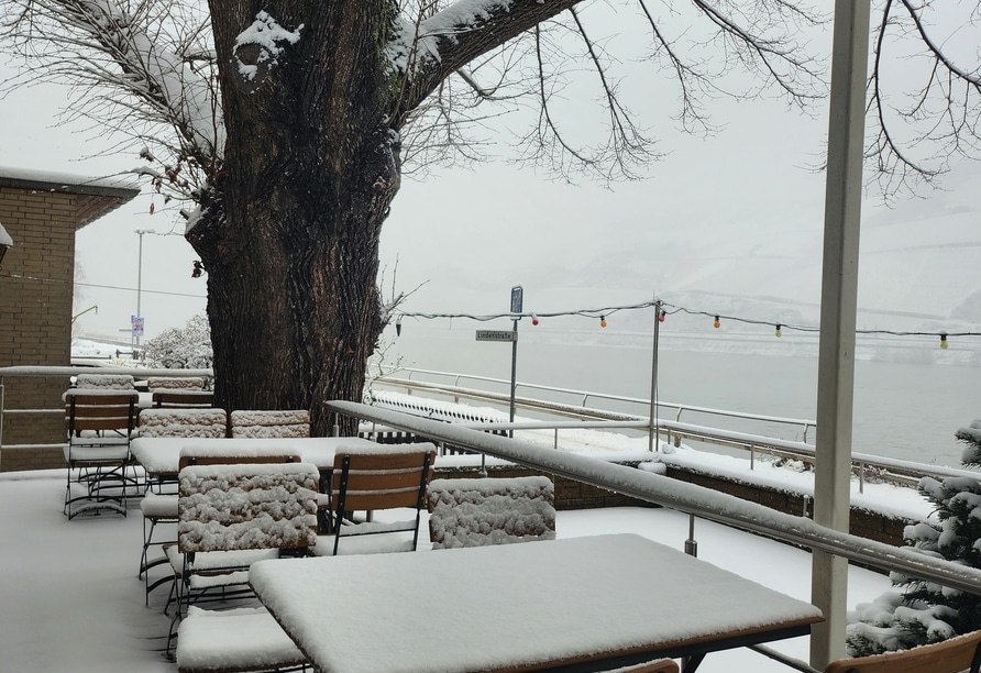 Winterliche Terrasse mit Blick auf den Rhein im Hotel Lindenhof
