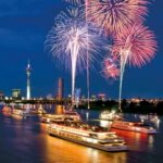 Feuerwerk über dem Rhein in Düsseldorf mit Schiffen bei der Silvesterfeier vom Hotel NH Düsseldorf City