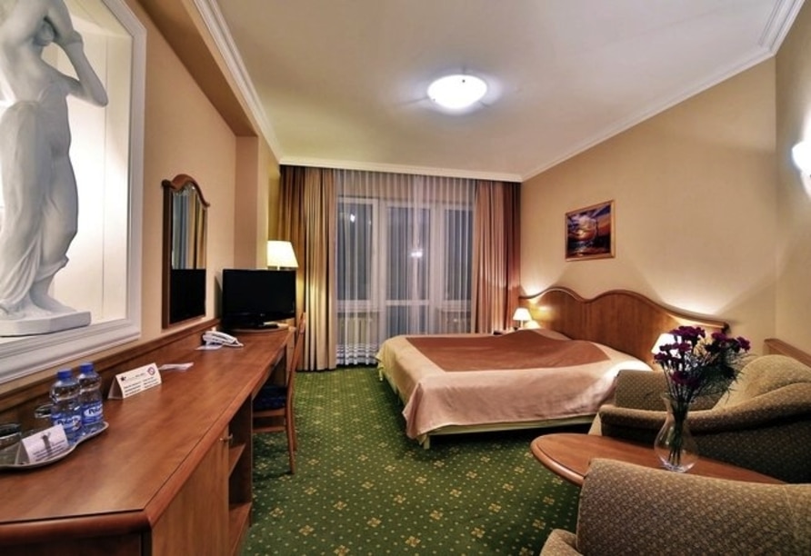 Gemütliches Doppelzimmer mit Balkon im Hotel Polaris für eine entspannte Silvesterreise