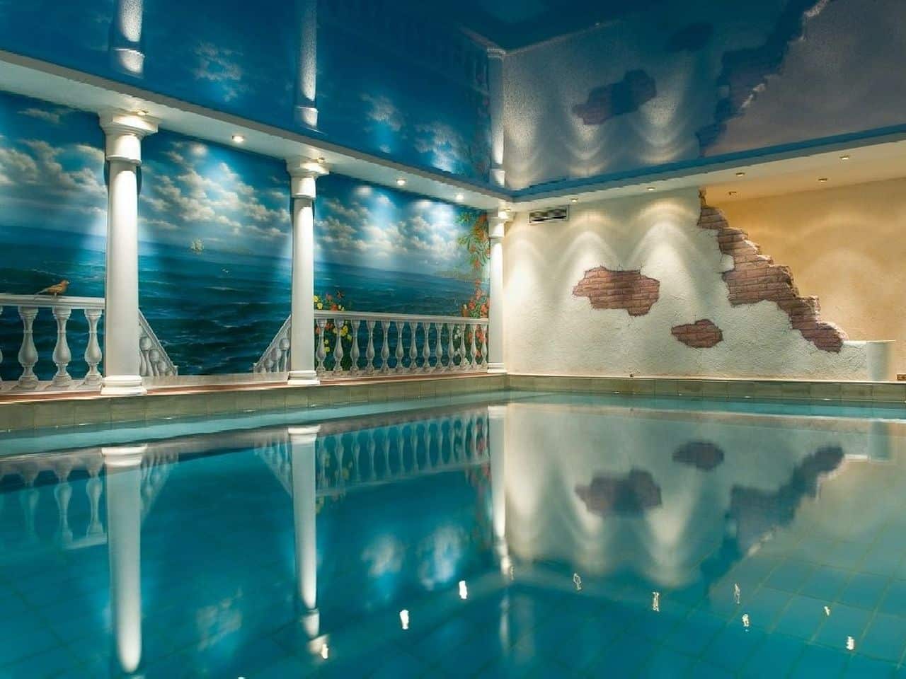 Beheizter Innenpool mit kunstvoller Wandmalerei im Moselstern-Hotel