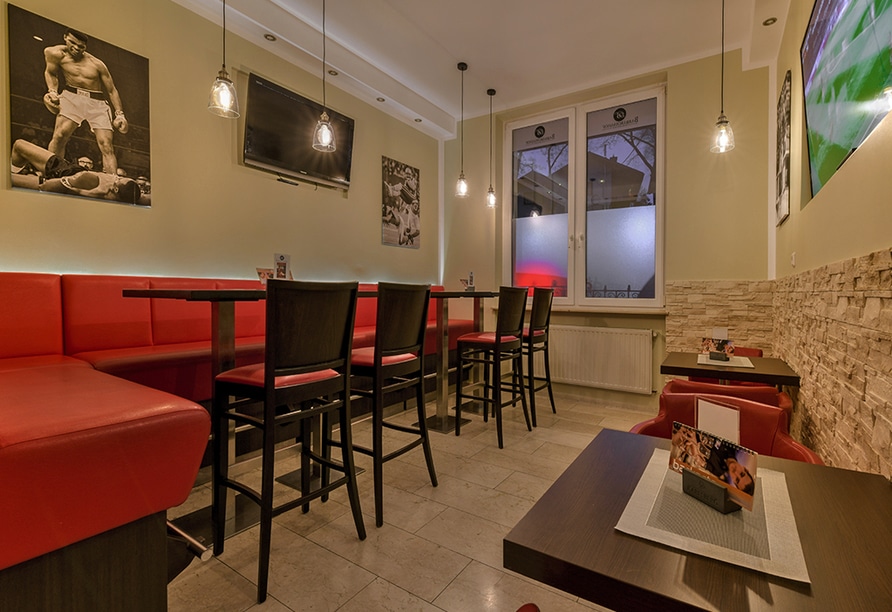 Sportlich-moderne Bar im Hotel-Restaurant Barbarossahof, perfekt für gesellige Momente an Silvester.