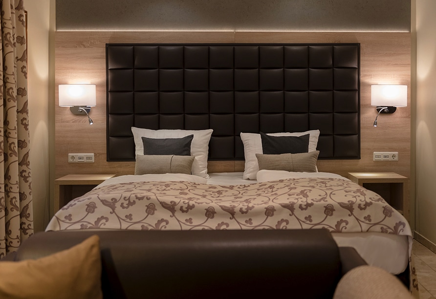 Elegantes Hotelzimmer im Hotel-Restaurant Barbarossahof mit stilvollem Design, ideal für eine entspannte Silvesternacht.