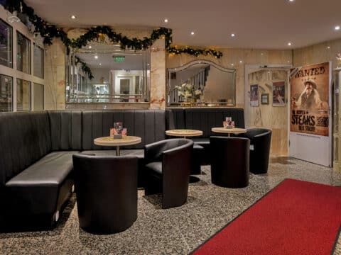 Gemütliche Lounge im Hotel-Restaurant Barbarossahof für eine stilvolle Silvesterfeier mit festlicher Dekoration.