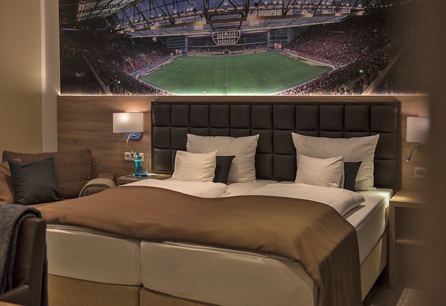 Modernes Hotelzimmer im Hotel-Restaurant Barbarossahof mit Stadionmotiv, ideal für eine entspannte Silvesternacht.