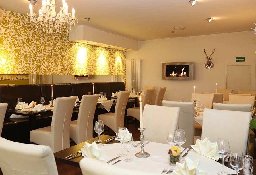 Stilvoll gedecktes Restaurant mit Kamin für Silvester im Hotel Schlemmer
