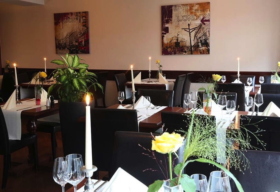 Festlich dekoriertes Restaurant mit Kerzenlicht für Silvester im Hotel Schlemmer