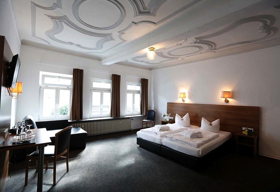 Großzügiges Hotelzimmer mit stilvoller Einrichtung für Silvester im Hotel Schlemmer