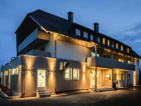 Das festlich beleuchtete Hotel Sonnenhof Teinachtal bei Nacht