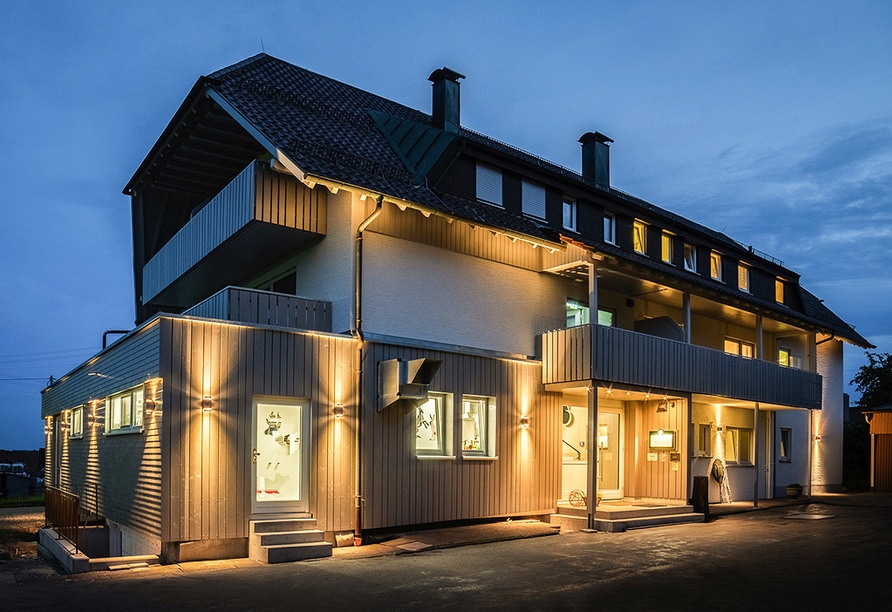 Das festlich beleuchtete Hotel Sonnenhof Teinachtal bei Nacht