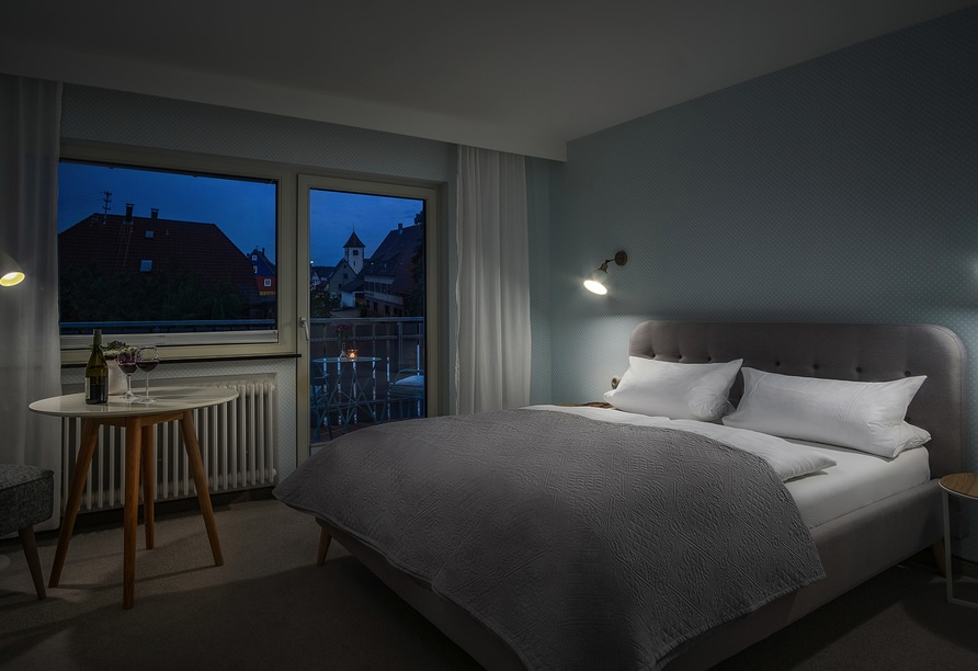 Modernes Doppelzimmer im Hotel Sonnenhof Teinachtal mit Balkon
