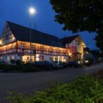 Außenansicht des charmanten Hotel-Restaurant Storchen bei Nacht – ideal für Silvesterfeier