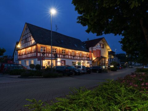 Außenansicht des charmanten Hotel-Restaurant Storchen bei Nacht – ideal für Silvesterfeier