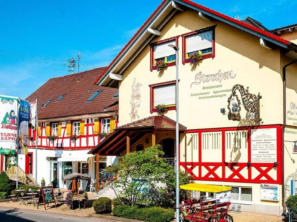 Außenansicht des Hotel-Restaurant Storchen bei Sonnenschein mit traditioneller Fachwerkarchitektur