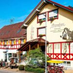 Außenansicht des Hotel-Restaurant Storchen bei Sonnenschein mit traditioneller Fachwerkarchitektur