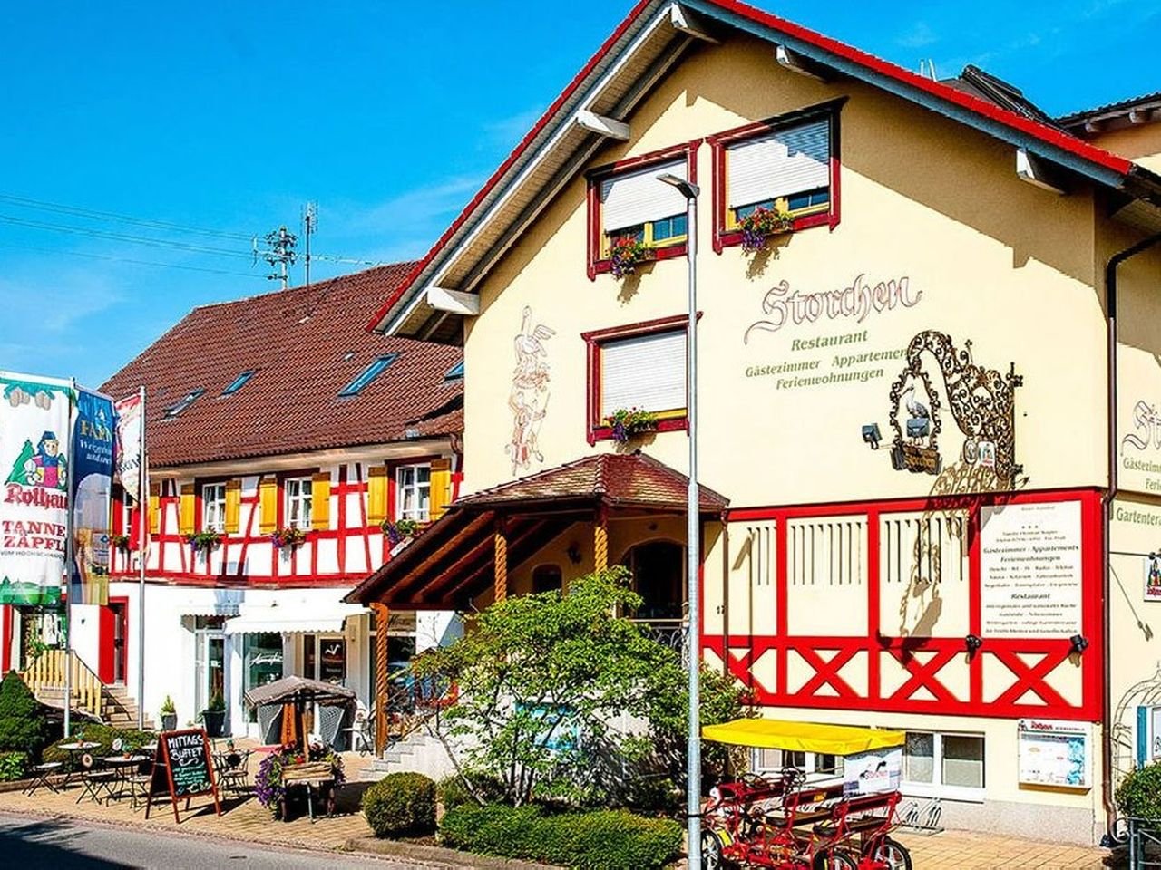 Außenansicht des Hotel-Restaurant Storchen bei Sonnenschein mit traditioneller Fachwerkarchitektur