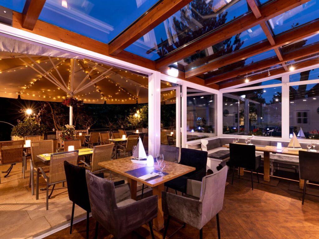 Romantischer Außenbereich des Hotel-Restaurant Storchen bei Nacht mit stimmungsvoller Beleuchtung