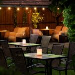 Beleuchteter Außenbereich mit Gartenmöbeln im Hotel-Restaurant Storchen